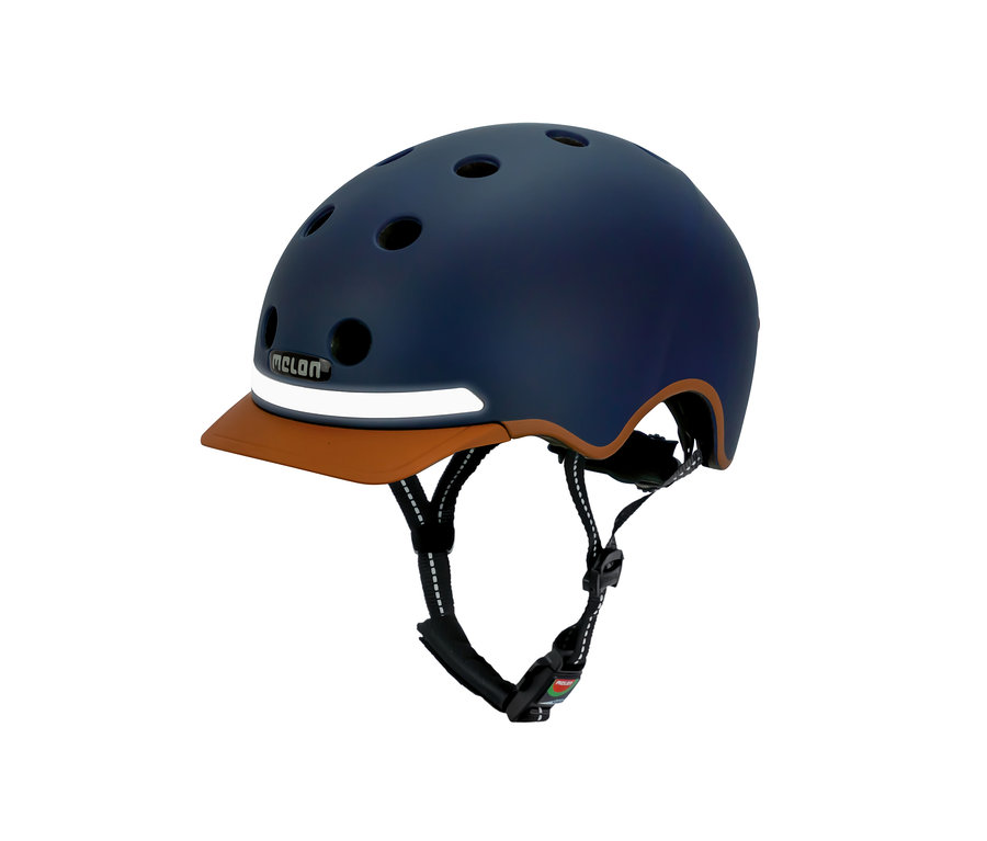 Nahaufnahme eines blauen Melon E-Series »Heaven & Earth« Fahrradhelms mit braunem Schirm.