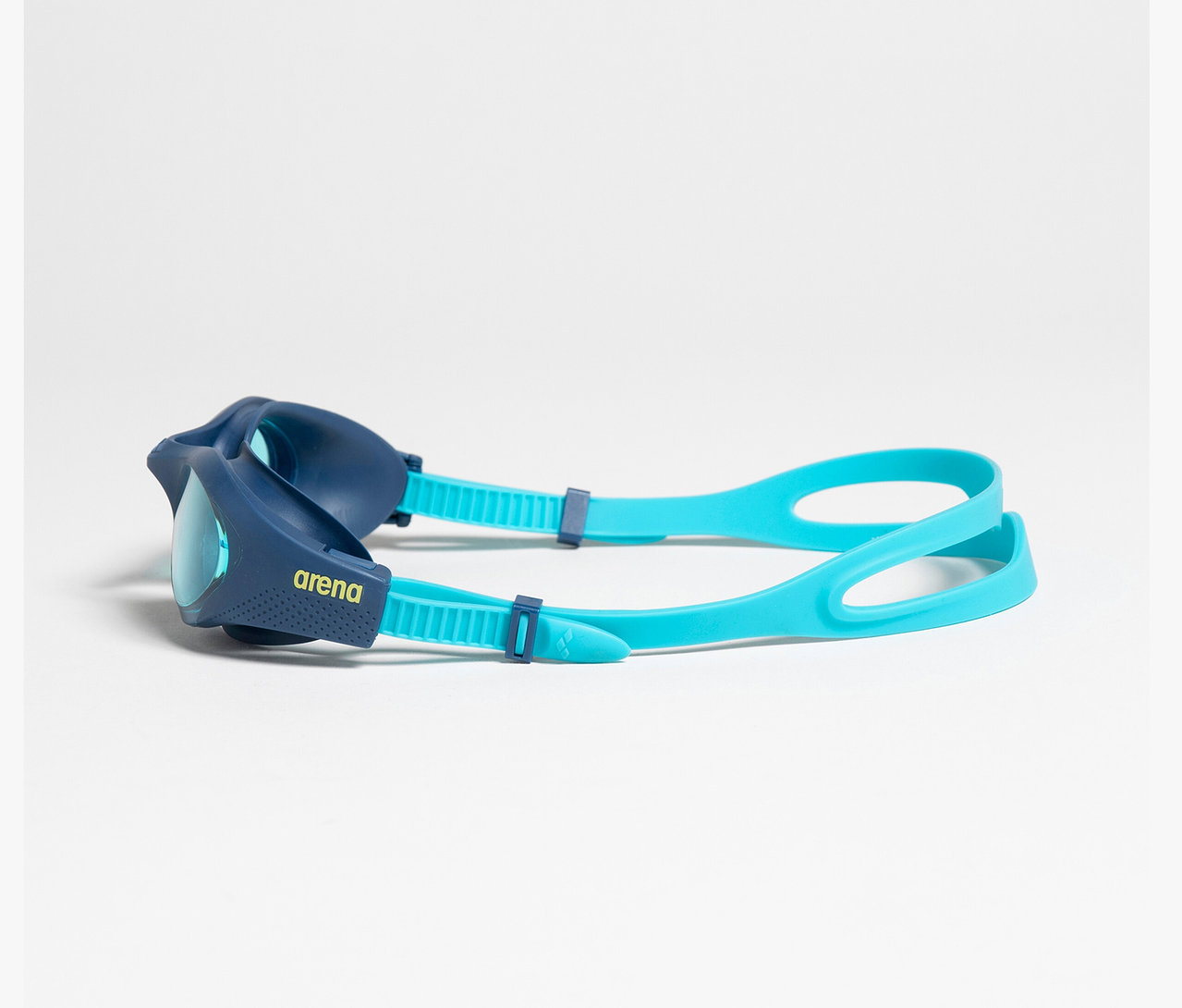 Eine blaue Arena Kinder-Schwimmbrille The One JR liegt auf einem weißen Hintergrund.