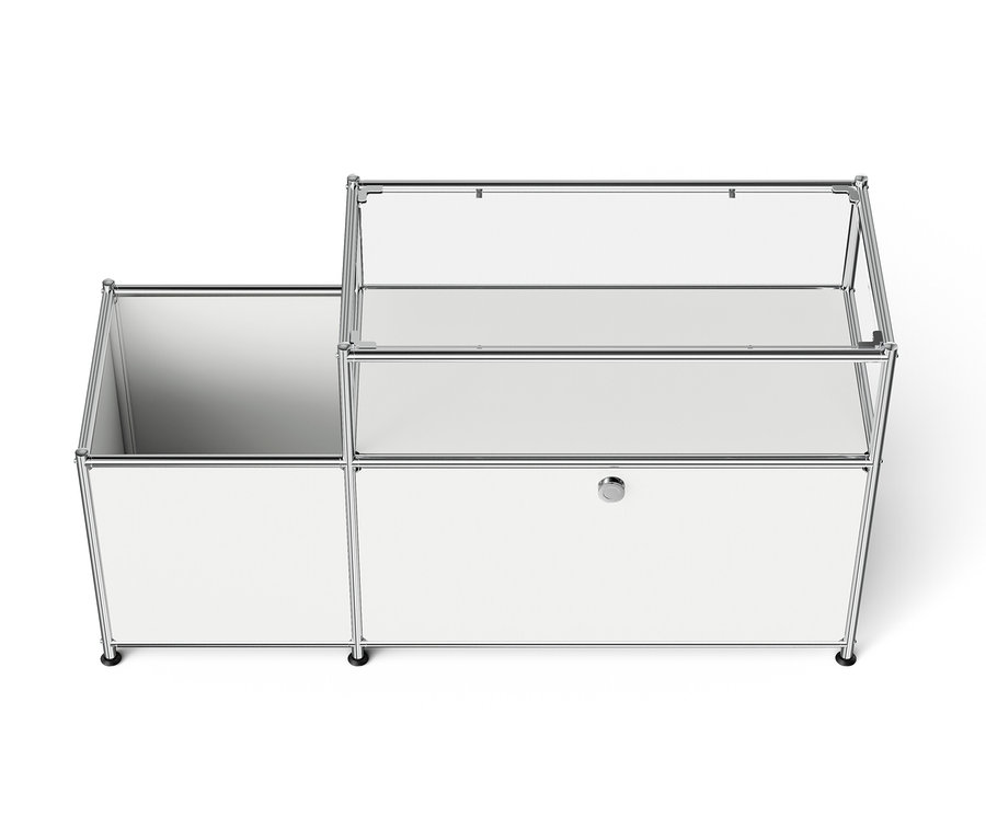 Weißes modulares Aufbewahrungssystem mit Chromrahmen.