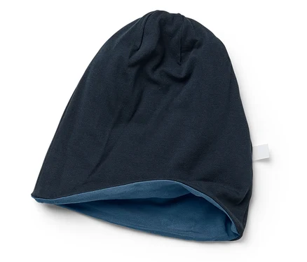 Eine dunkelblaue Mütze mit blauem Futter liegt auf einem weißen Hintergrund.