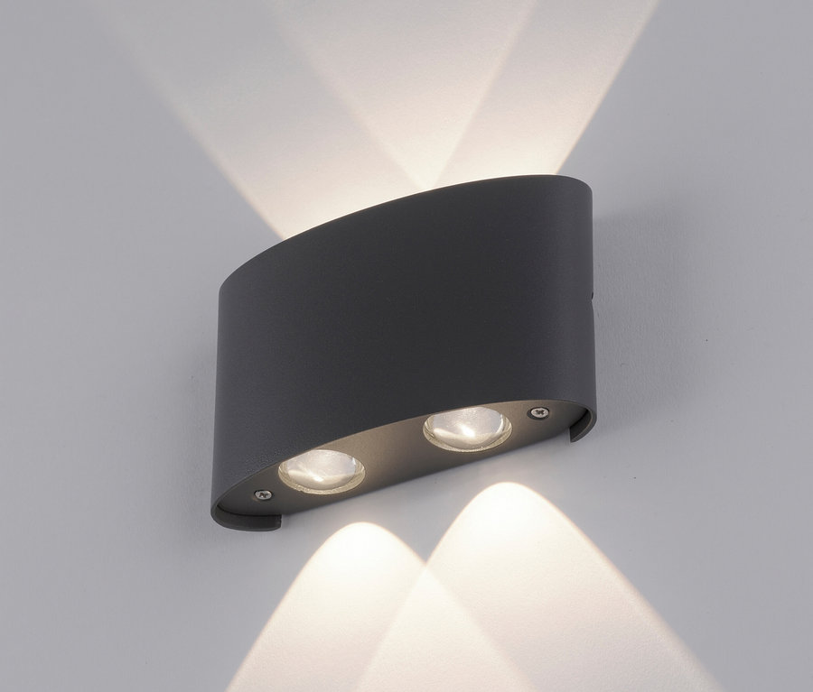 Paul Neuhaus LED-Outdoor-Wandleuchte »Carlo« strahlt an grauer Wand.