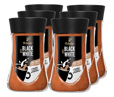 Sechs Gläser BLACK & WHITE Instantkaffee - 6x 180 g Instantkaffee von Tchibo. Die Gläser sind mit braunem Pulver gefüllt und haben einen schwarzen Deckel.