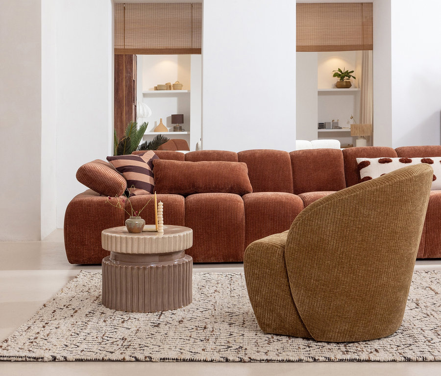 Braunes Sofa und beiger Sessel auf dem beigen Woood Teppich »Joslin«.