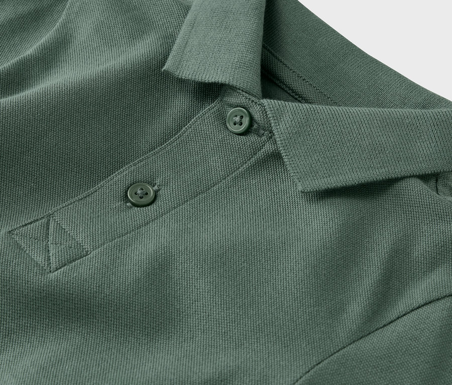 Detailansicht eines grünen Kinder-Poloshirts aus Baumwoll-Piqué (2er-Pack).