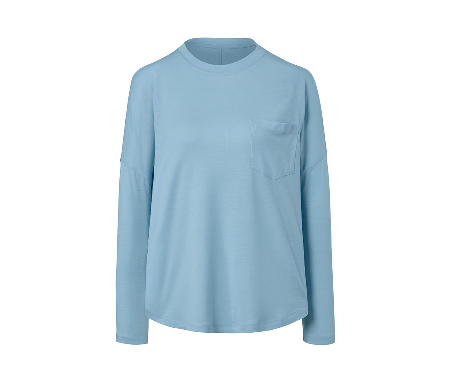 Hellblaues Fledermausshirt mit Brusttasche.