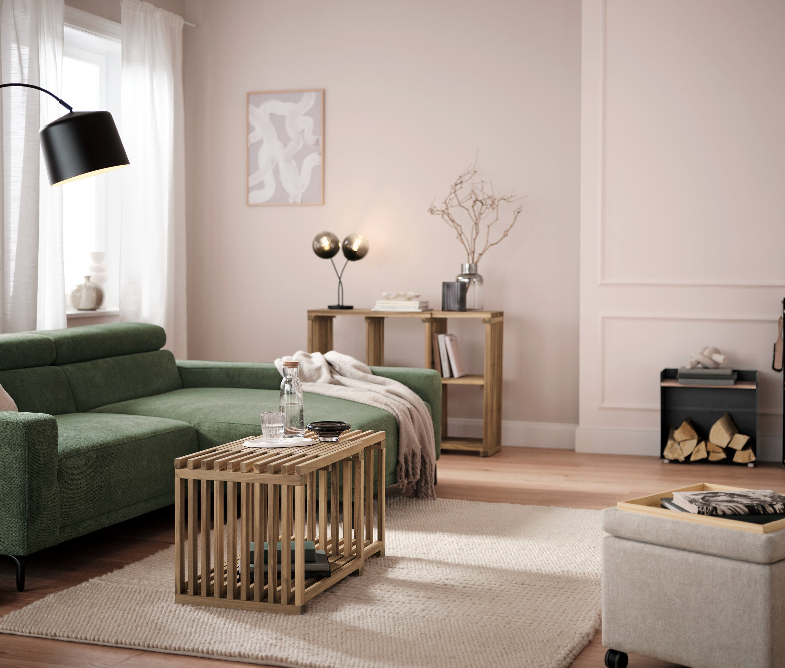 Wohnzimmer mit Sofa, Couchtisch und hohem Kaminholzregal mit Ablagefläche.