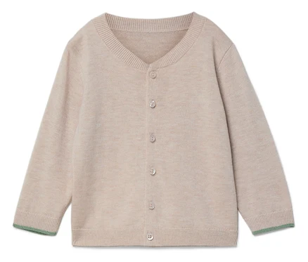 Ein beiger Strickcardigan mit langen Ärmeln und grünen Bündchen.
