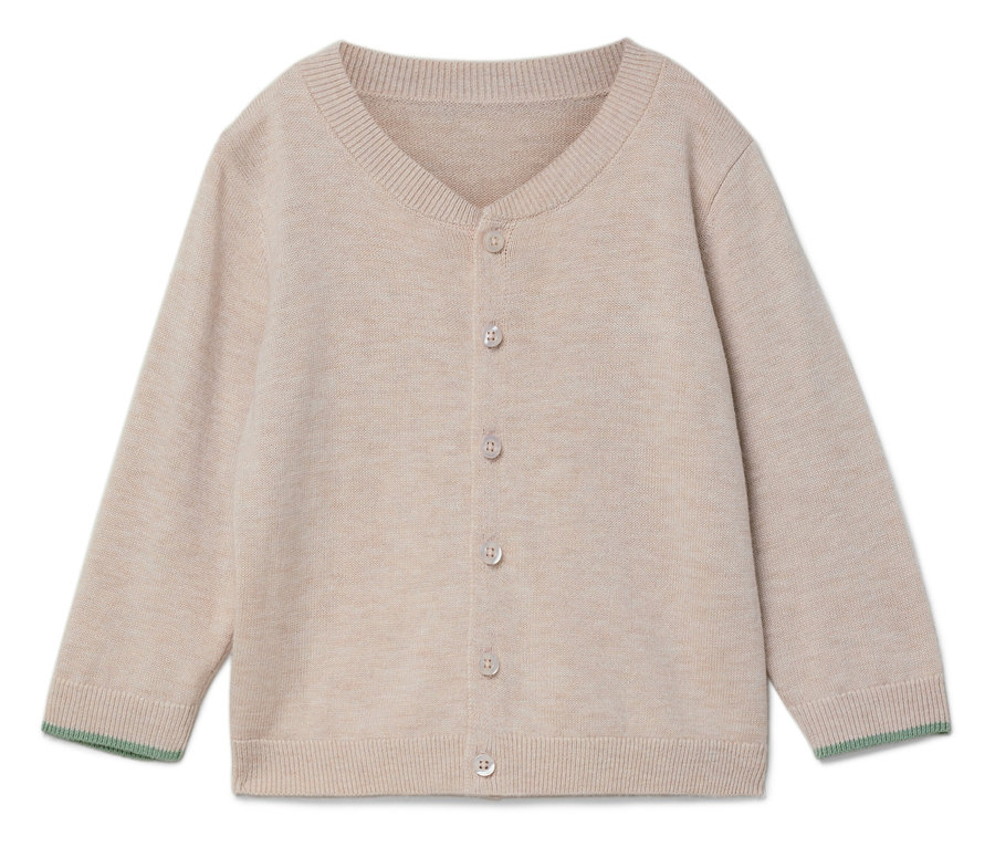Ein beiger Strickcardigan mit langen Ärmeln und grünen Bündchen.