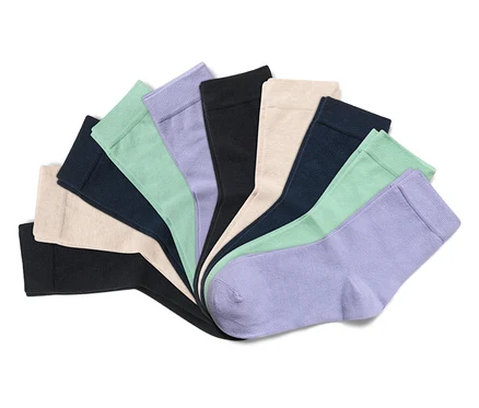 Fächerförmig angeordnete Socken in verschiedenen Farben.
