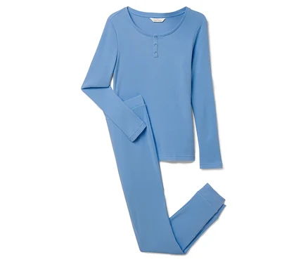 Blauer Schlafanzug mit langen Ärmeln und Hosen.
