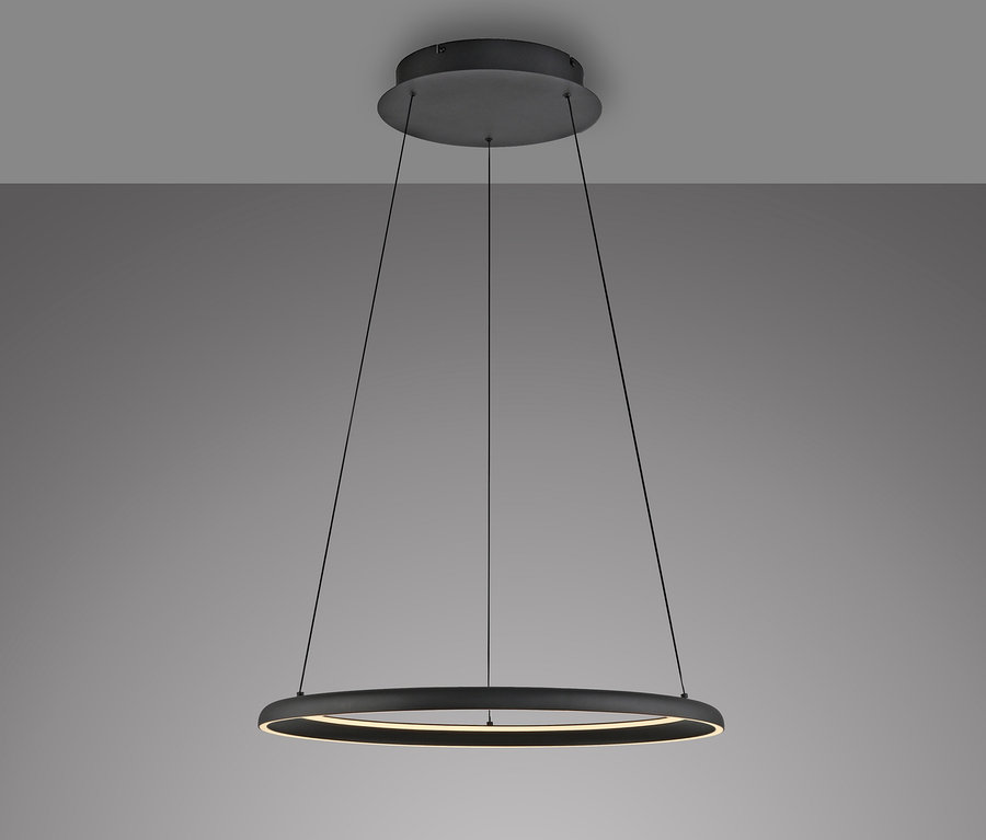 Die SCHÖNER WOHNEN-Kollektion Pendelleuchte »Quillo« in sandbrise hängt an drei dünnen, schwarzen Kabeln von der Decke.