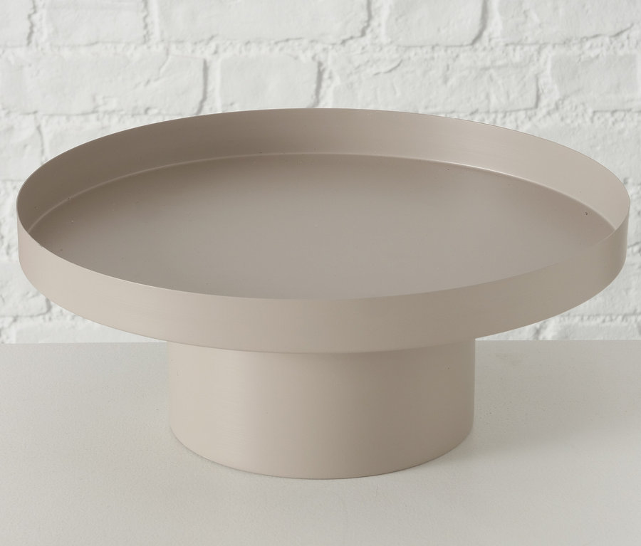 Ein beiges Tablett steht auf einem weißen Tisch vor einer weißen Ziegelwand. Zu sehen ist das Tablett »Samona«.