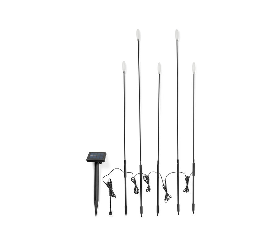 Schwarze 5 LED-Solar-Spieße auf weißem Hintergrund.