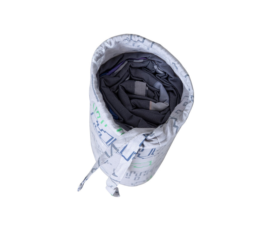 Aufgerollte MINECRAFT Wendebettwäsche in einem Stoffbeutel mit Kordelzug.