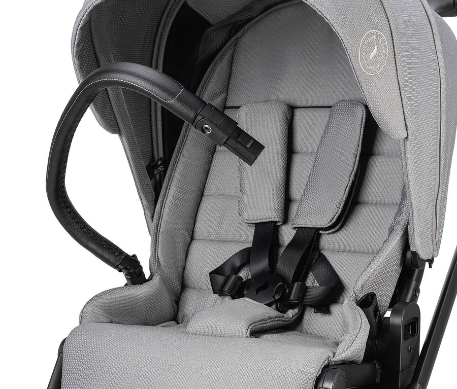 Detailansicht des grauen Osann Kombi-Kinderwagens Juntos.