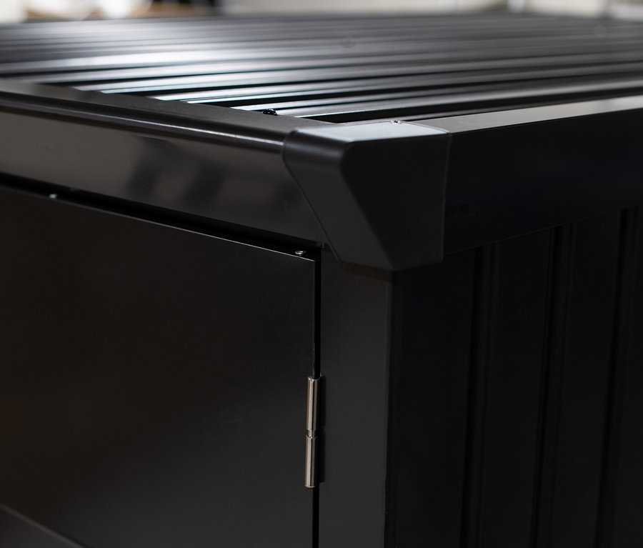 Detailaufnahme einer Ecke der schwarzen Fahrradbox.