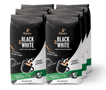 Sechs Packungen Tchibo Black & White Kaffeebohnen, je 1 kg. Die Packungen sind schwarz mit weißer und orangefarbener Schrift.