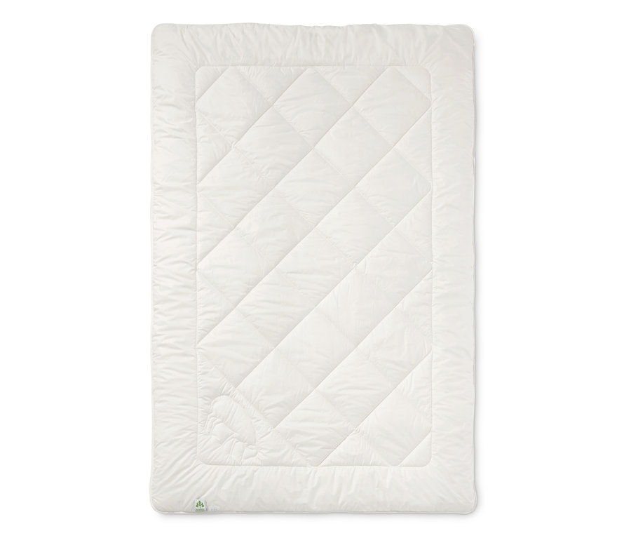 Ein weißes irisette® greenline Duo-Steppbett mit Schurwolle in Normalgröße liegt flach.