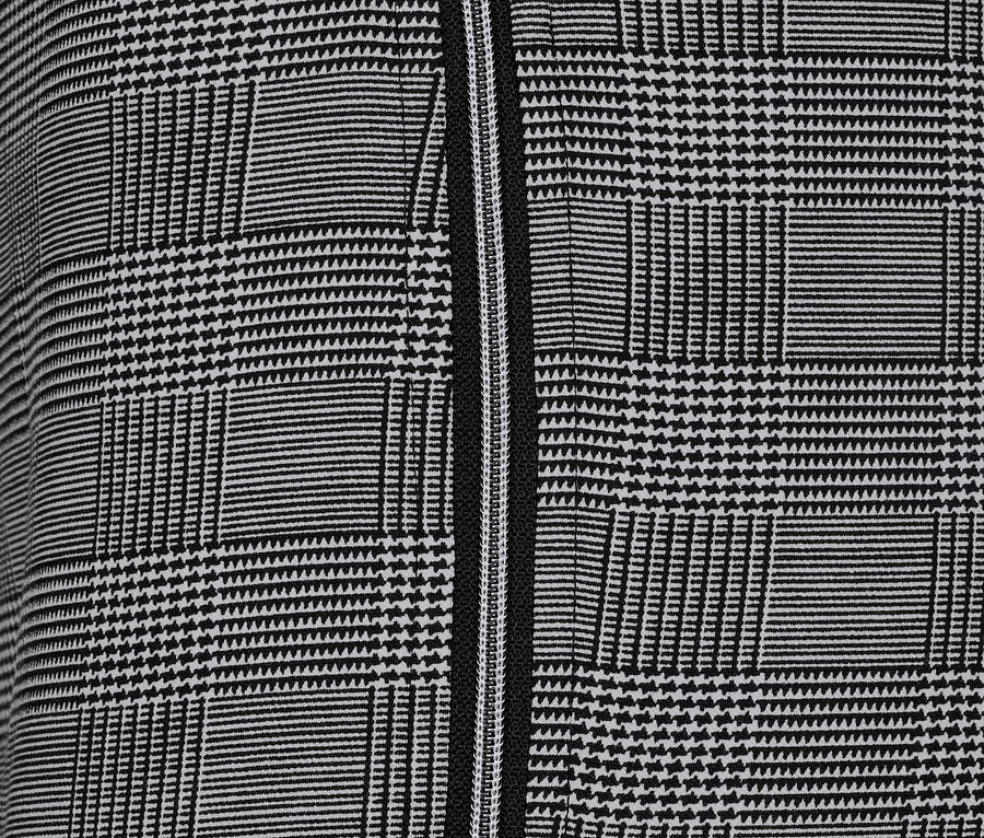 Detailansicht einer knöchellangen Stretchhose mit schwarz-weißem Hahnentrittmuster und Reißverschluss.