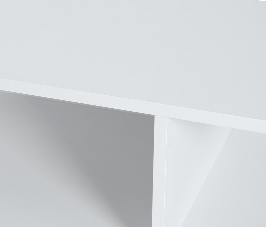 Detailaufnahme eines weißen, offenen Regals.