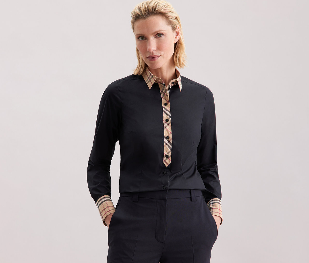 Frau trägt eine Seidensticker Popeline-Bluse mit Karodetail.