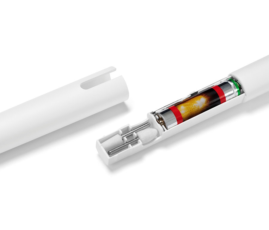 Weißer Stab mit offenem Ende, zwei freiliegenden Stiften und einer Batterie.