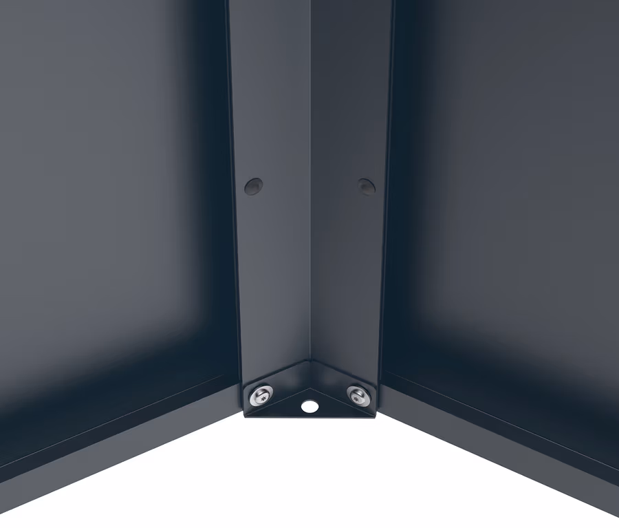 Detailaufnahme einer blauen Ecke, befestigt mit Metallschrauben.