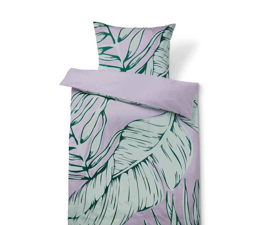 Lila Renforcé-Bettwäsche mit grünem Blattmuster.