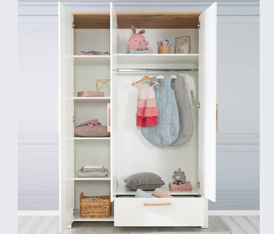 Offener weißer Schrank mit Holzdetails und Babyartikeln.