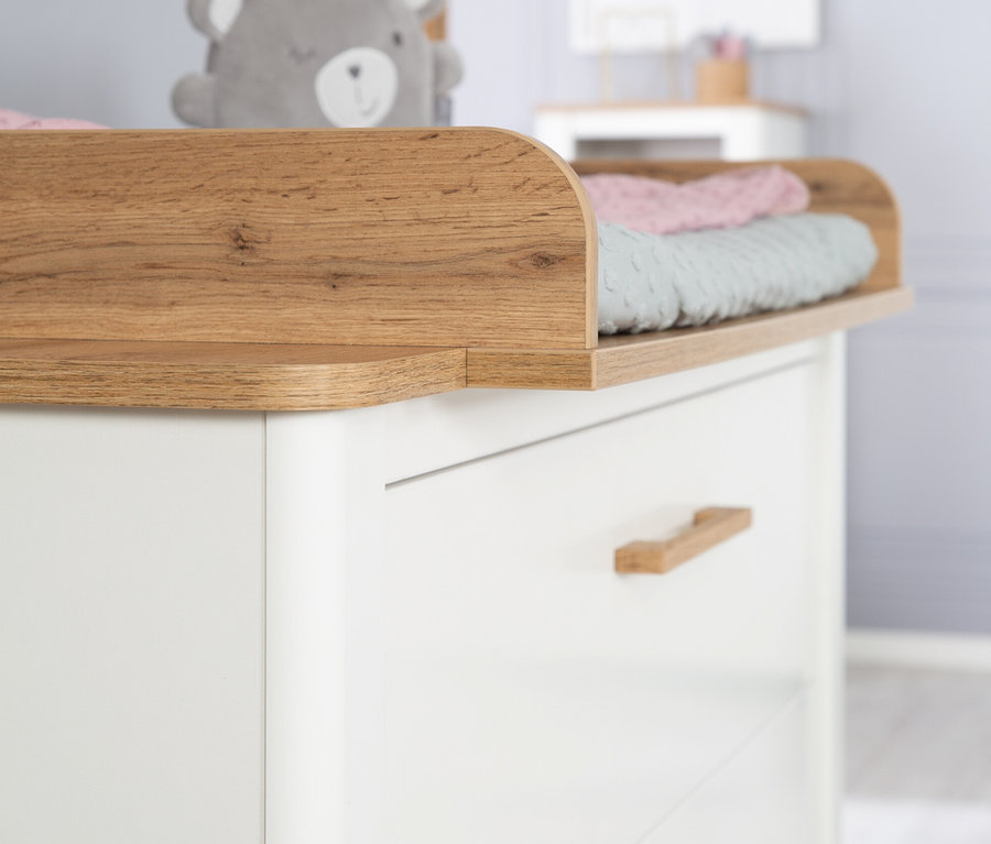 Detail der Wickelkommode aus dem roba Kinderzimmer-Set »Ava« mit Bett.