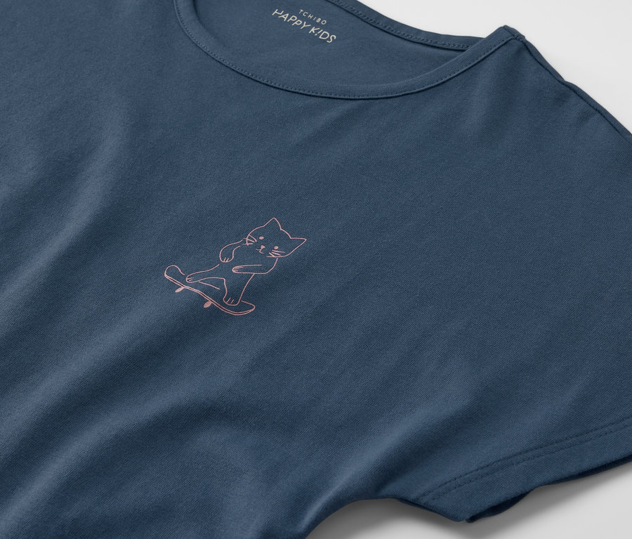 Blauer Kinder-Shorty-Pyjama mit Katzen-Skateboard-Print.