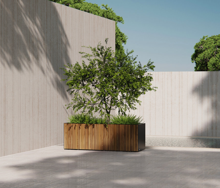Draußen steht ein rechteckiger, brauner Herstera Garden Pflanzkasten mit Pflanzen.