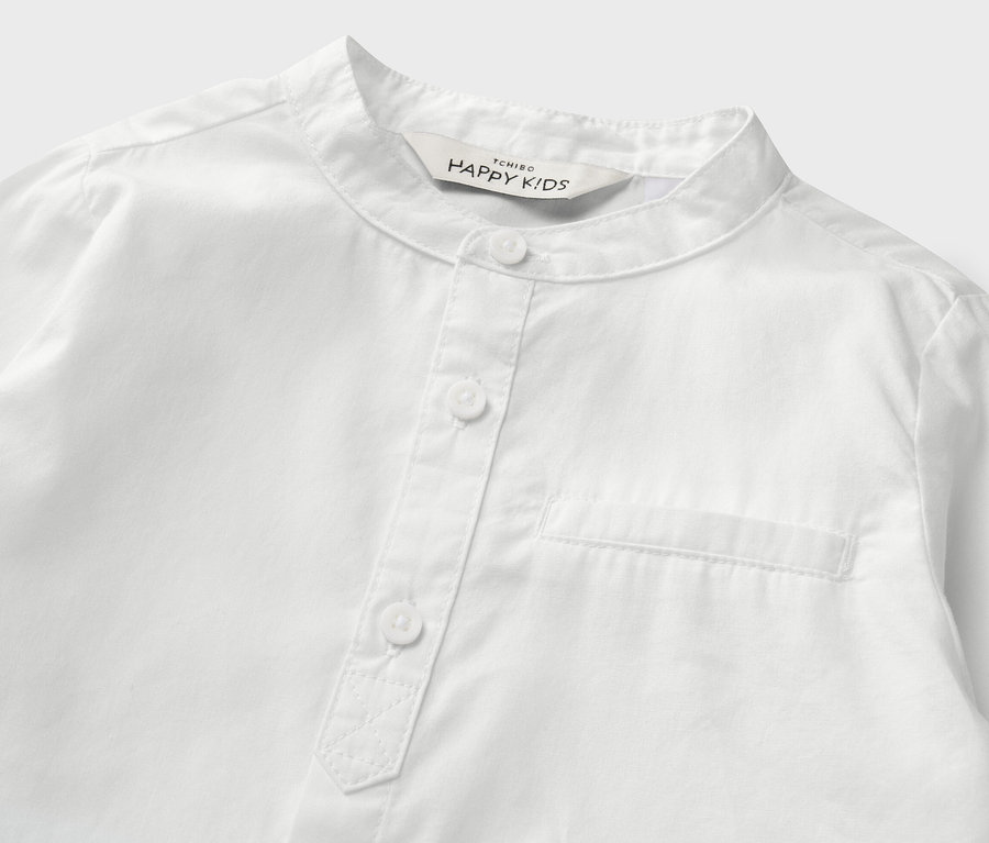 Detailansicht eines weißen Kinder-Hemdes.