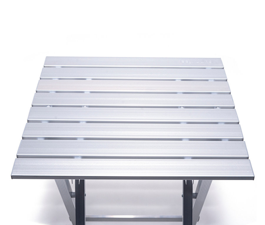 Detailansicht eines Camping-Alu-Tisches auf weißem Hintergrund.