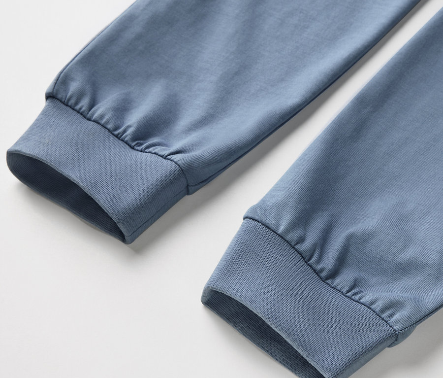 Detailaufnahme eines blauen Kinder-Pyjama-Sets.