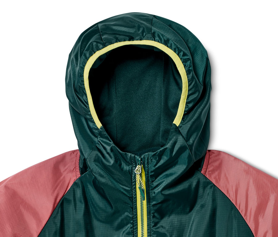 Nahaufnahme einer Halfzip-Thermojacke mit gelb gefütterter Kapuze und rosa-grauen Ärmeln.