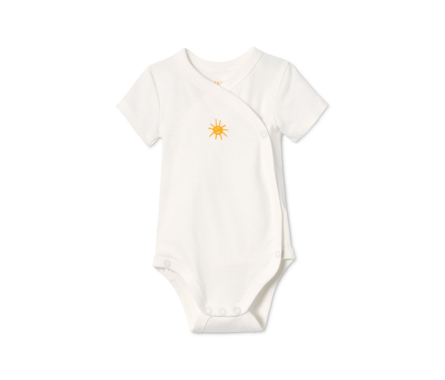Ein weißer Kurzarm-Body aus Bio-Baumwolle mit Sonnenaufdruck.