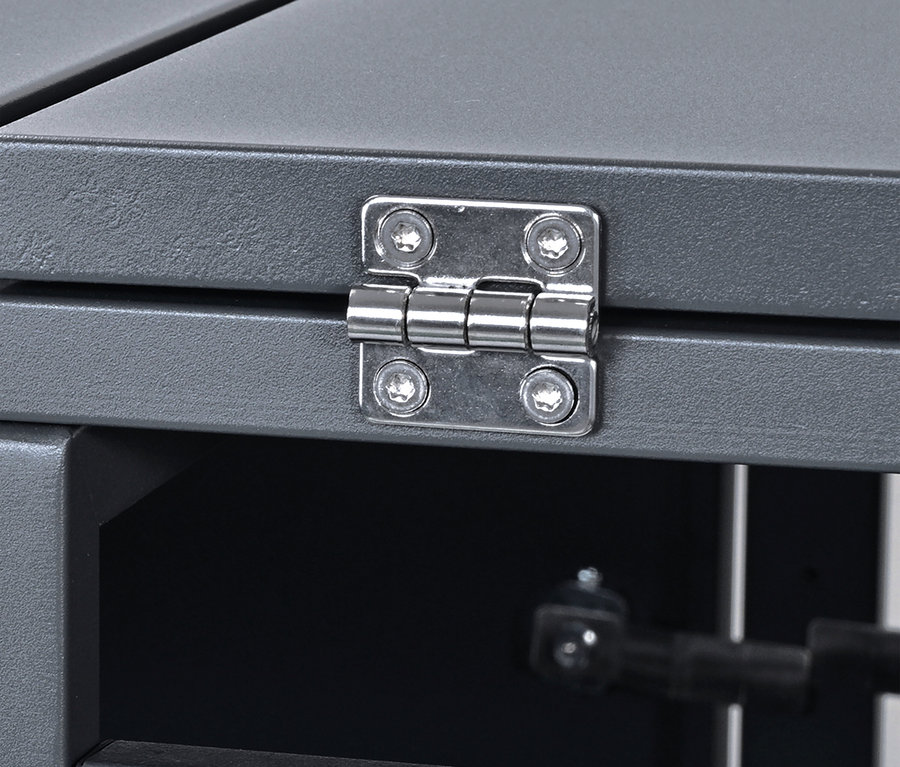 Detailaufnahme eines grauen Schranks mit einem Metallscharnier, das mit vier Schrauben befestigt ist.