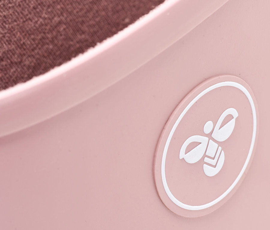 Detailaufnahme eines rosa Gummistiefels mit Logo.