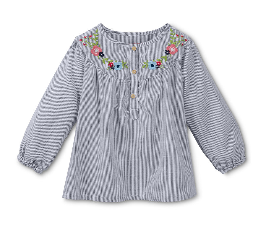 Eine blaue Bluse mit Stickerei.