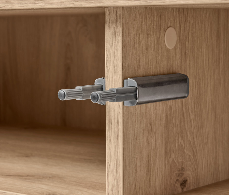 Detailaufnahme eines Sideboards »REET« mit Lamellenoptik, das den Mechanismus zeigt.