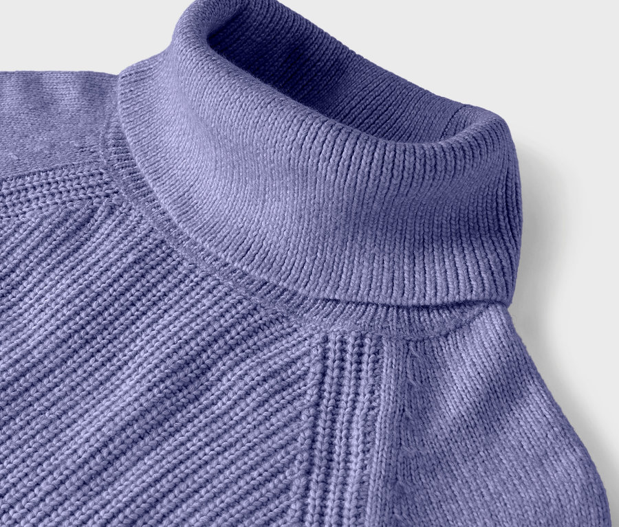 Detailaufnahme eines lila Rollkragenpullovers mit Rippmuster.