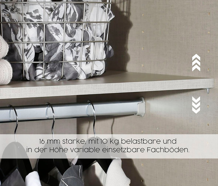 Innenansicht eines Kleiderschranks mit einem grauen, 6-türigen rauch Drehtürenschrank »Skandi«, einem Drahtkorb und Kleidung an einer Stange.