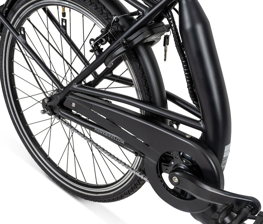 Detailaufnahme vom Hinterrad eines schwarzen HAWK E-City Comfort Fahrrads.