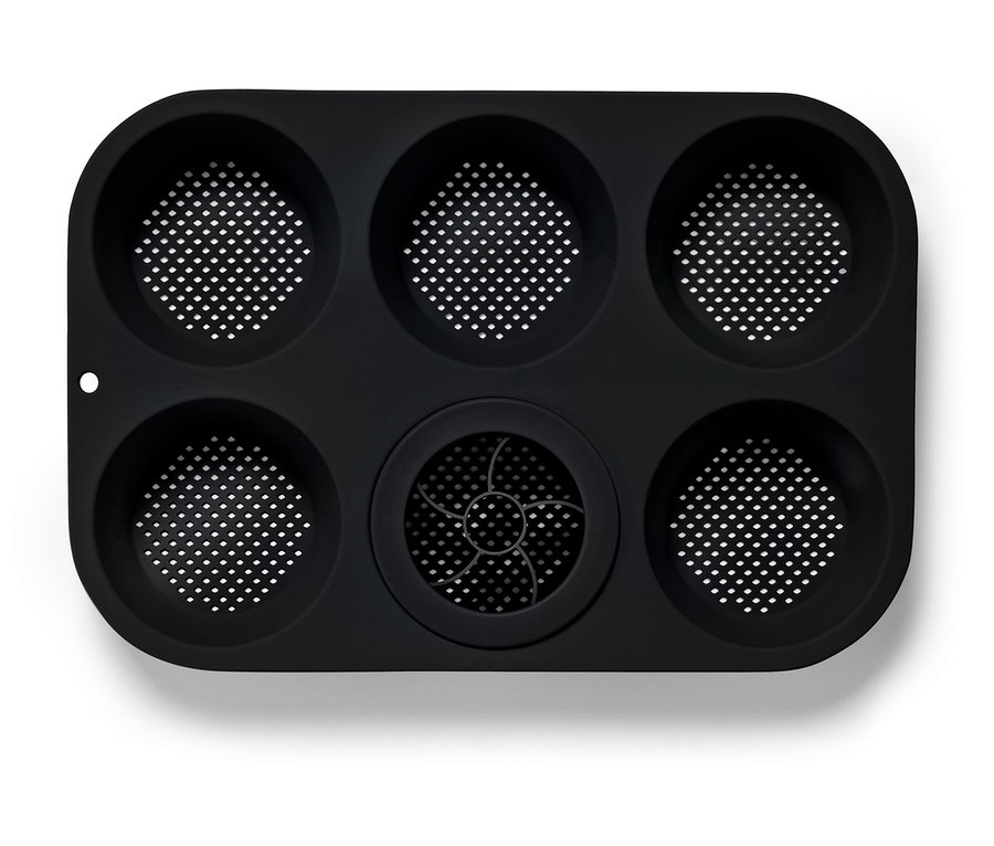 Schwarze Silikon-Backform mit sechs runden Vertiefungen, von denen eine einen Ventilator in der Mitte hat.