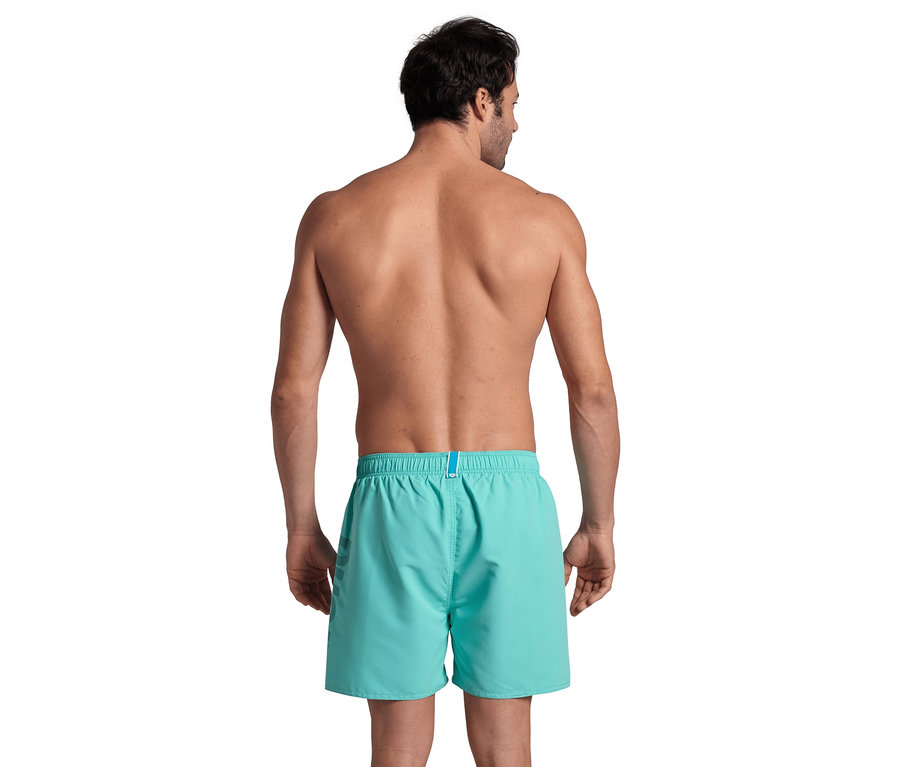 Mann von hinten trägt hellblaue Badeshorts.