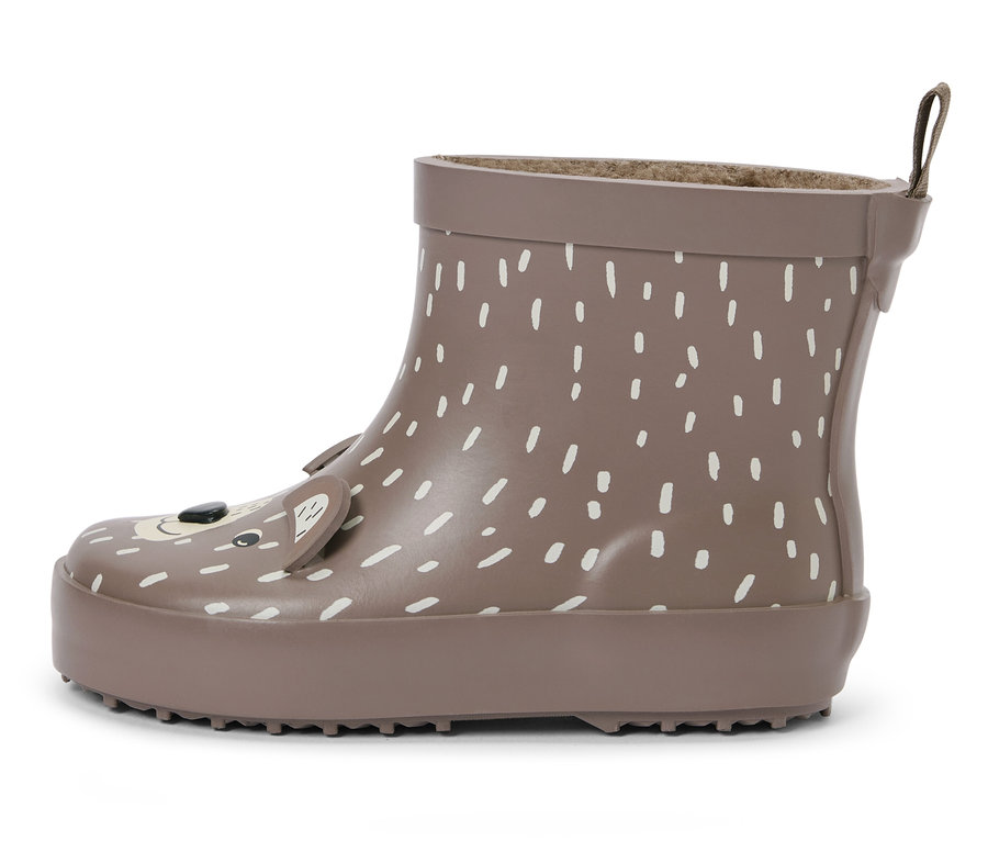 Ein brauner Kindergummistiefel mit weißen Punkten und einem Bärengesicht.
