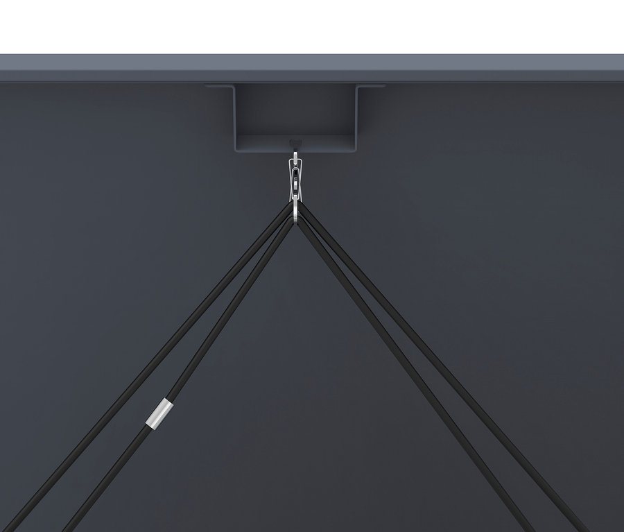 Drei schwarze Kabel, die von einem Clip unter einer grauen Decke hängen.