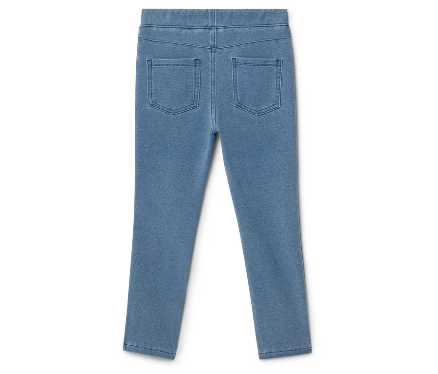 Hellblaue Leggings mit zwei Gesäßtaschen liegen auf einem weißen Hintergrund.