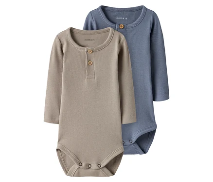 Zwei 2 NAME IT Baby-Bodys, troposphere, liegen nebeneinander.